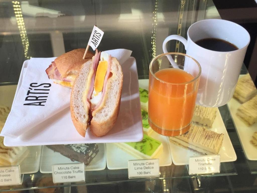 素坤逸18阿索克白屋酒店 曼谷 外观 照片